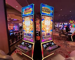 Người chơi Việt Nam thao tác game bắn cá trên điện thoại